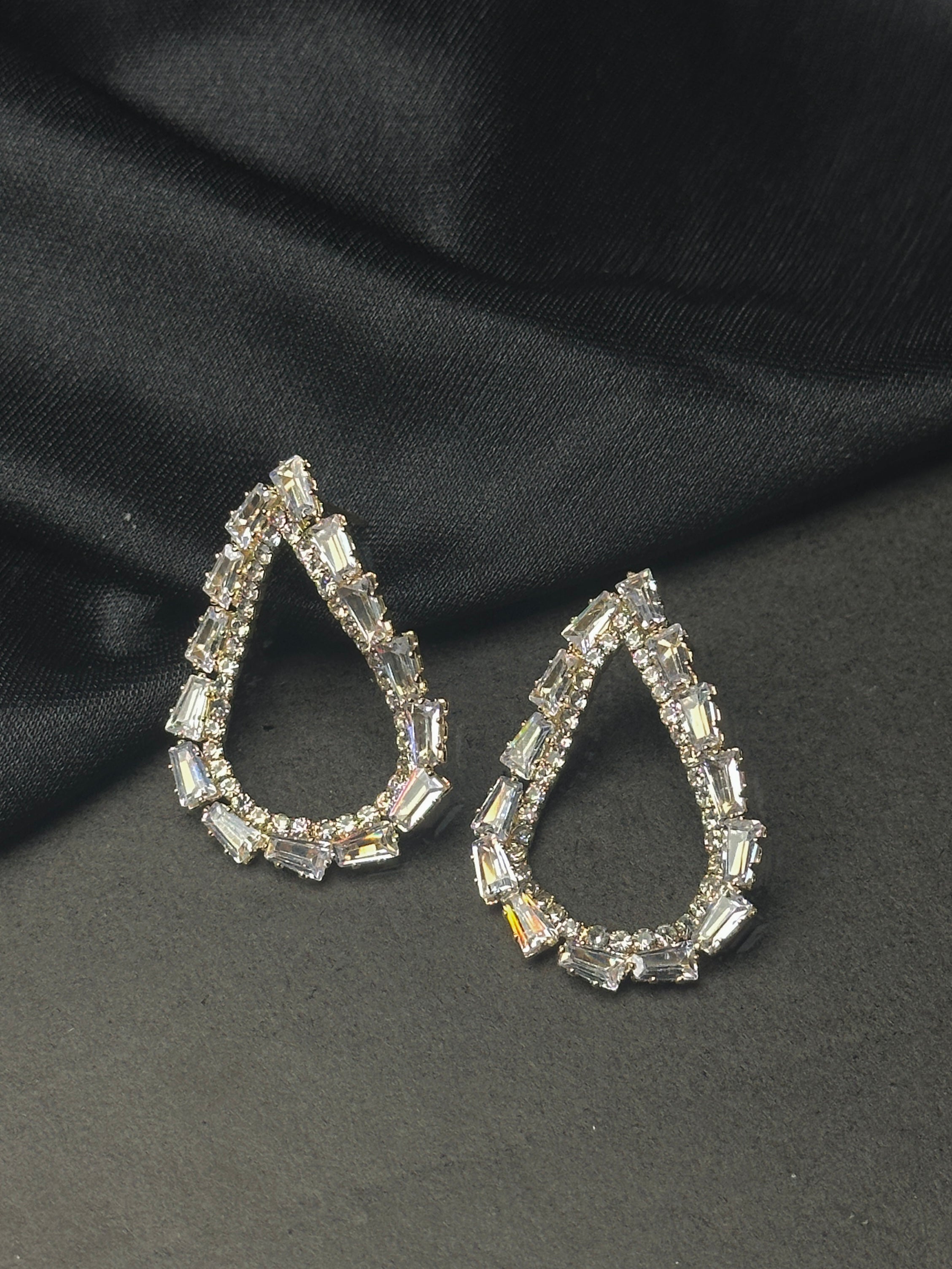 AM-1103-  Leaf Shaped Earrings