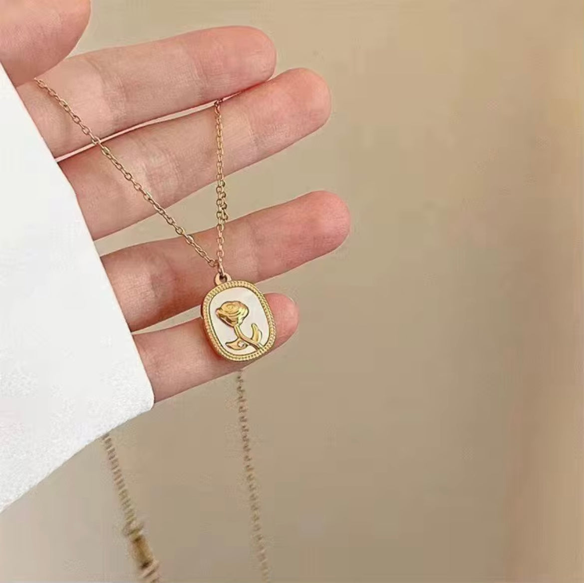 AM-1104- French Entry Retro White Fritillary Rose Flower necklace