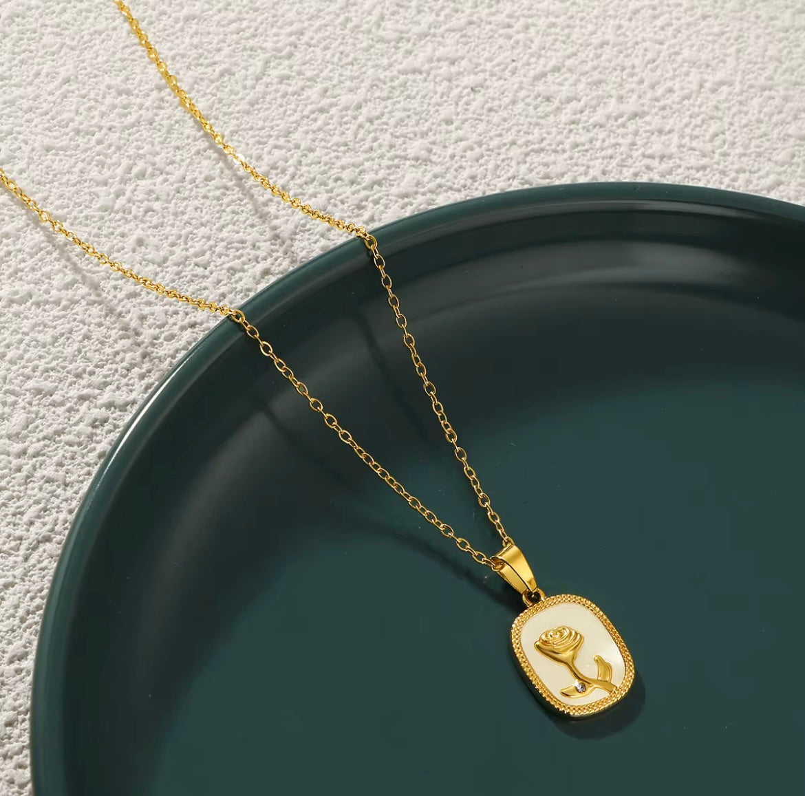 AM-1104- French Entry Retro White Fritillary Rose Flower necklace