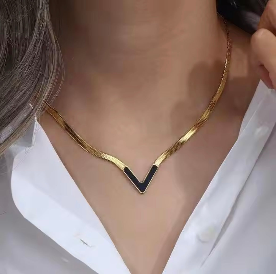 AM-1101- V-Shaped Gemstone Necklace Stainless Steel